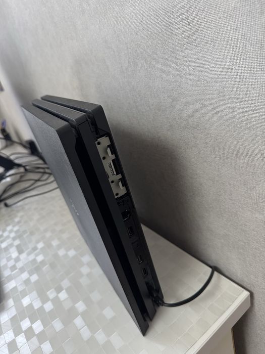 Ps4 pro 1 tb 4 гри джойстик