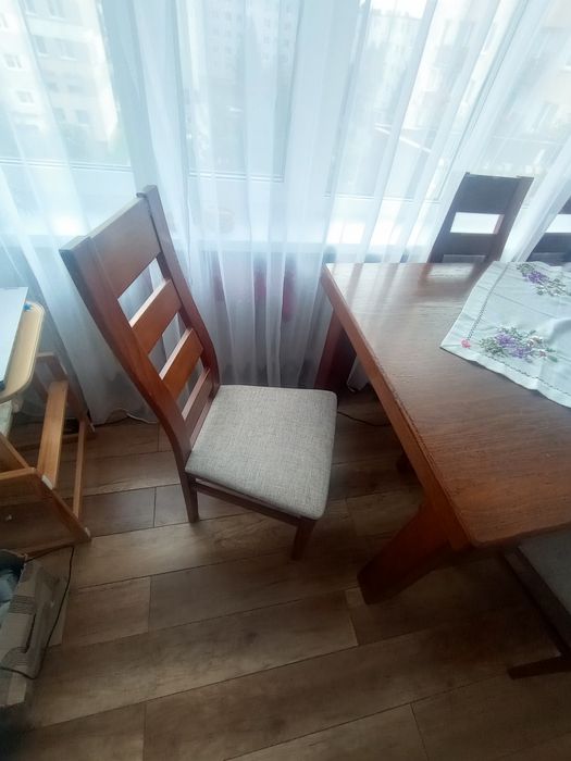 6 krzeseł z tapicerowanym siedziskiem, drewniane, solidne, nie market.