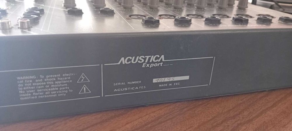 Bateria Roland Elétrica com vários pads e mesa de mistura