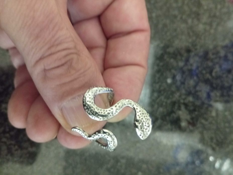 Anel formato serpente