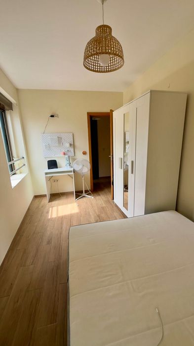 Pack Quarto: Cama Casal IKEA (Pinho) + Colchão de Molas + Secretária