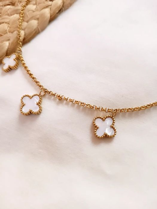 Colar Dourado com Flores Brancas