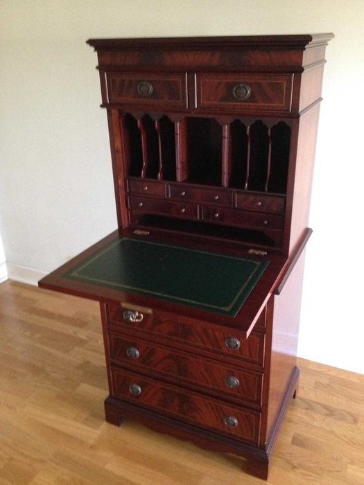 Escrivaninha/Secretária de Estilo Clássico em ótimo estado