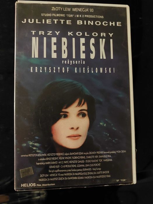Trzy kolory: niebieski.