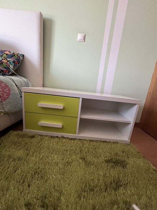 Mesa cabeceira branca com gavetas verdes