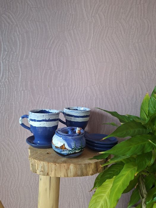 Ręcznie wykonany zestaw ceramiczny – cukierniczka, kubki i talerzyki