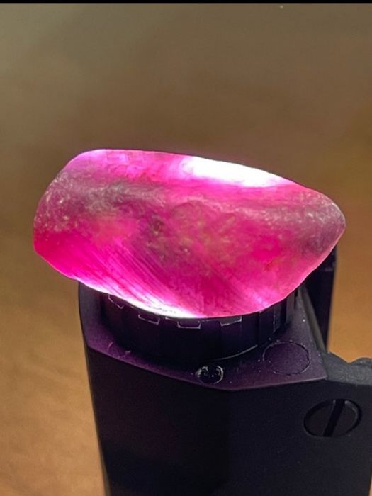 Rubi BRUTO TOP COLOR Moçambique - Peça Incomum de 69.5 ct