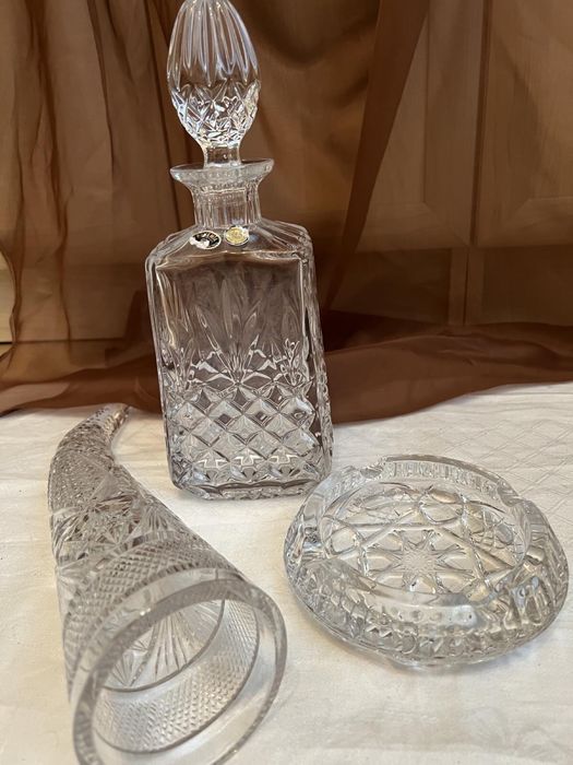 Кришталеві стакани, чарки, графін, попільничка, ріг