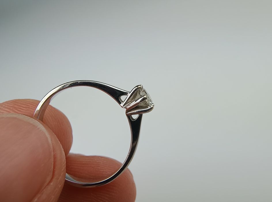 Złoty pierścionek z brylantem.