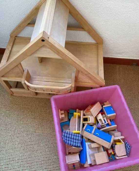 Casinha Bonecas da Imaginarium + todo o mobiliário em ótimo estado