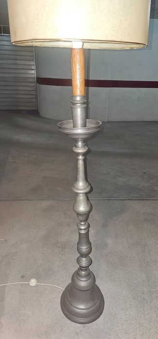 Candeeiro de pé de estanho