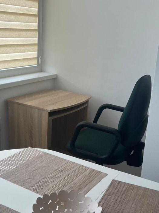 Продам 2 комп’ютерні столи та 2 офісні крісла.