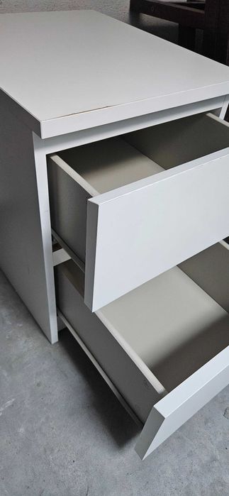 Mesa de cabeceira com 2 gavetas