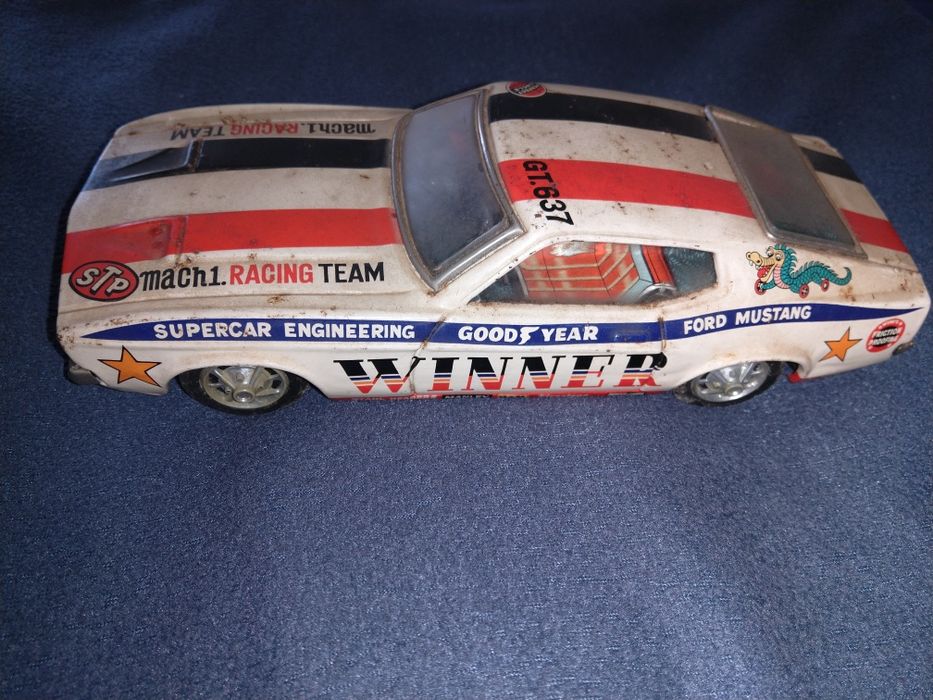 Taiyo Toys Mustang de lata "bate-e-recua"