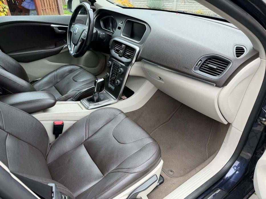 Volvo v40 2015 2.0 150km