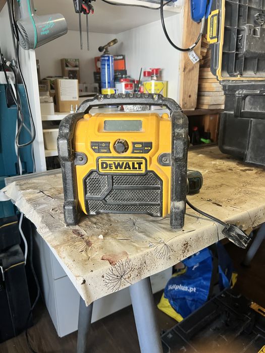 Radio Dewalt de ficha e bataria
