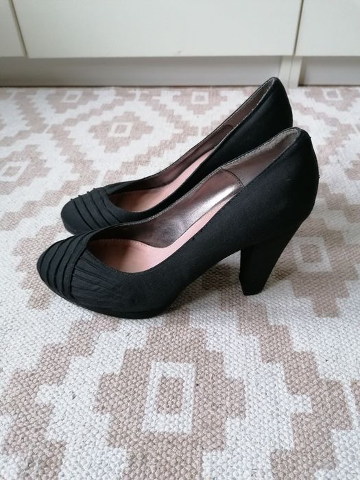 Par de sapatos de salto alto senhora
