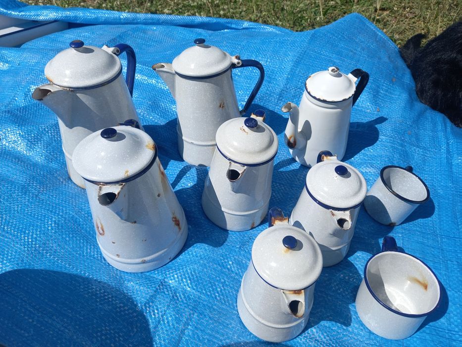 Cafeteiras em esmalte vintage