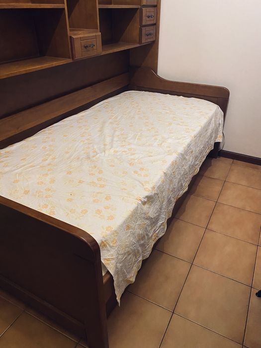 Estudio com 2 camas, uma esta a vista e uma na gabeta em baixo!