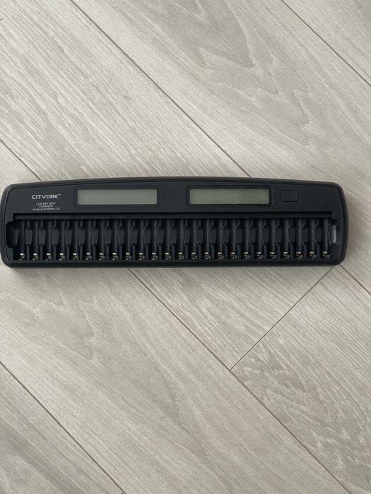 Зарядне устройство універсальне на 24шт