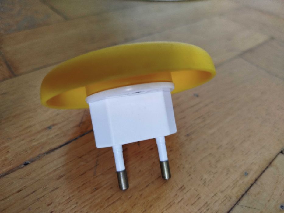 Lampka wtyczka kontakt uśmiech minka