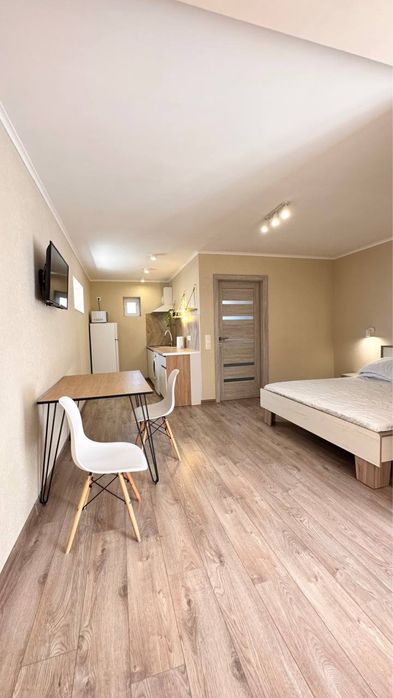 Стильний апартамент 10хв пішки до басейнів