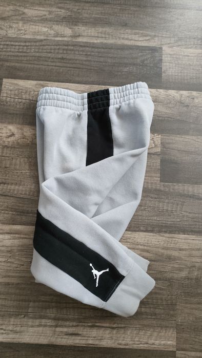ciepłe,dresowe spodnie JORDAN 104/110