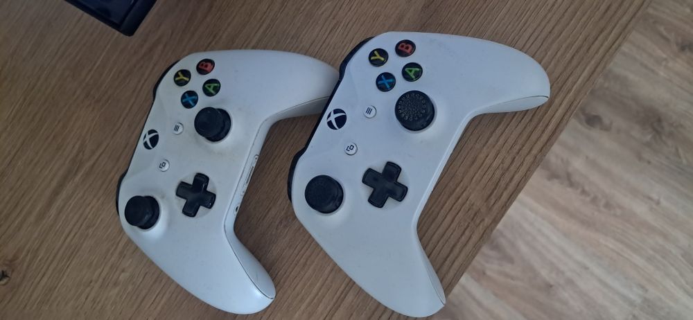 Xbox one S + 2 pady + gry