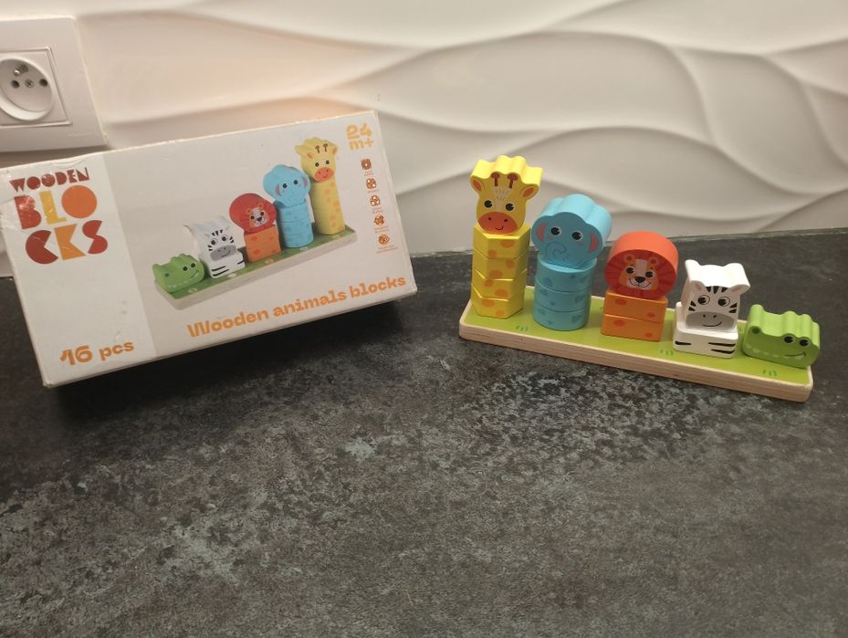 Drewniane kształty i klocki.