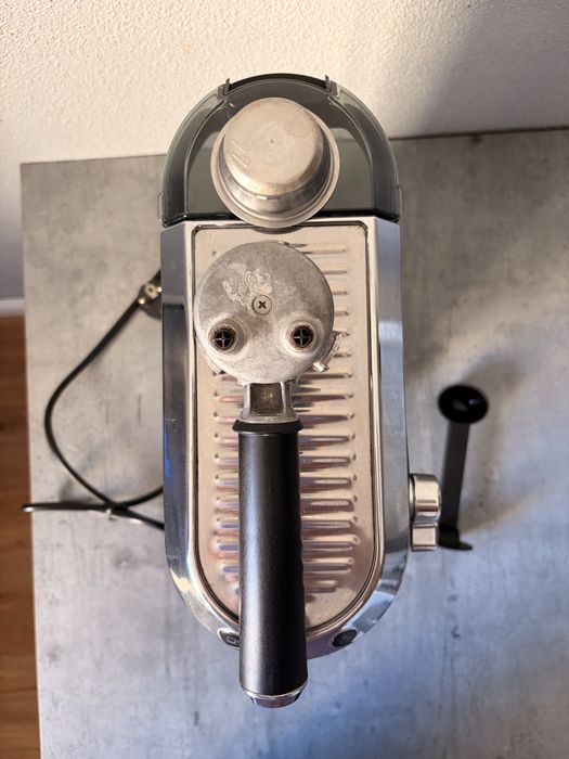 Ekspres do kawy kolbowy ciśnieniowy DeLonghi Dedica Style