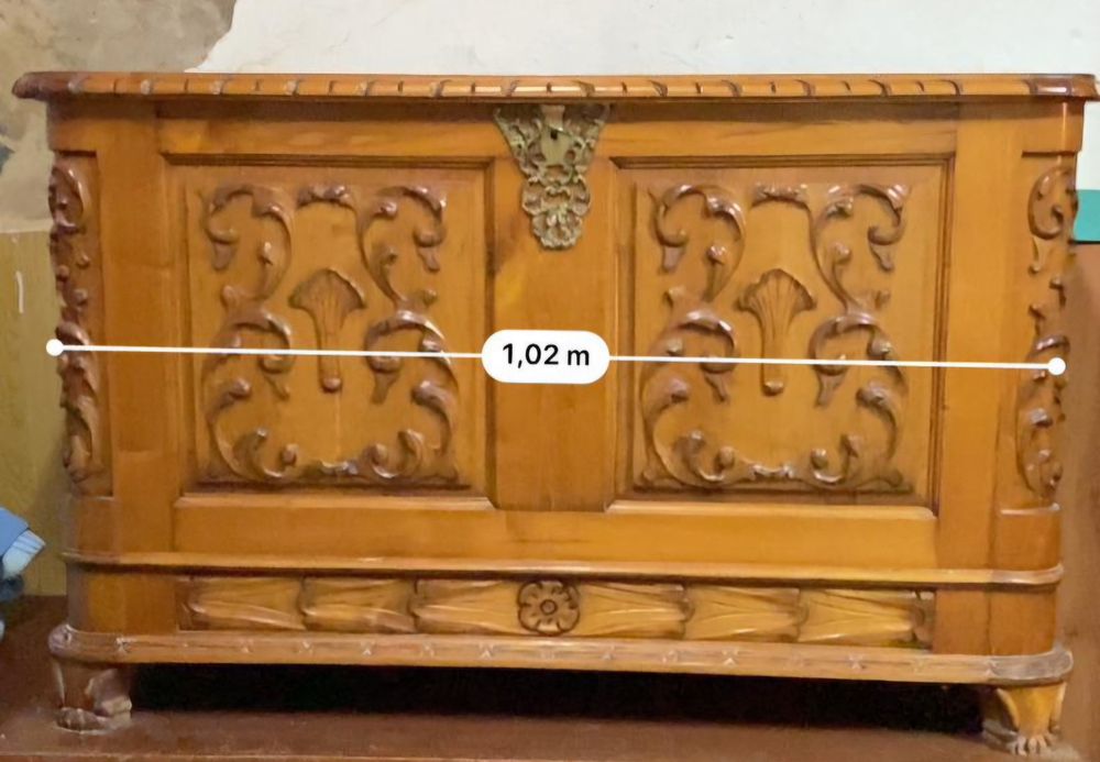 Arca em madeira talhada