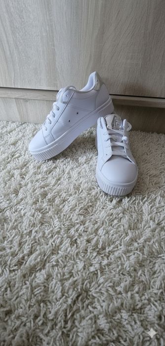 Białe sneakersy FILA na platformie