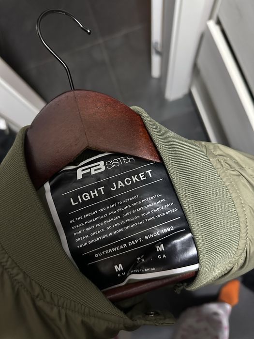 Продам бомбер бомпер куртка осеняя