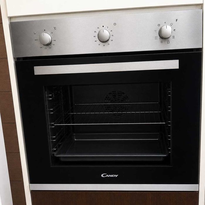 Frigorífico, forno e microondas