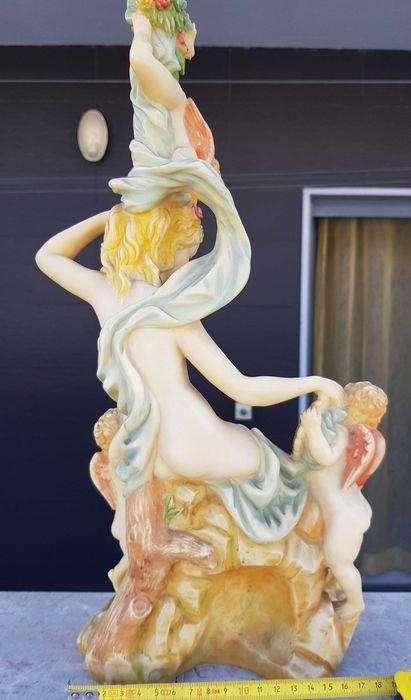 Estatueta em bom estado