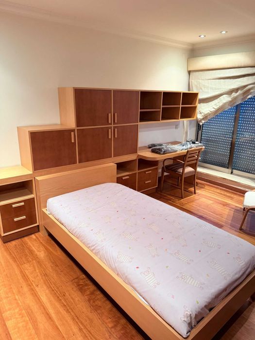 Quarto juvenil completo feito à medida (cama, secretária, armários, estante)