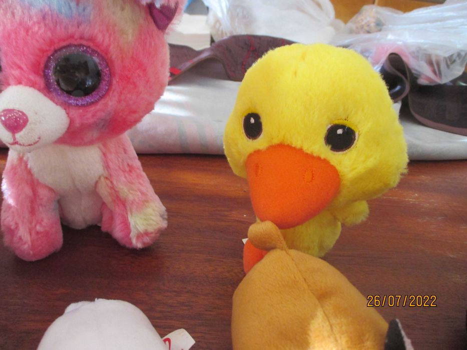 8 pequenos peluches