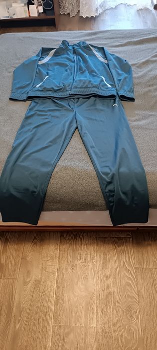 Продам спортивний костюм.