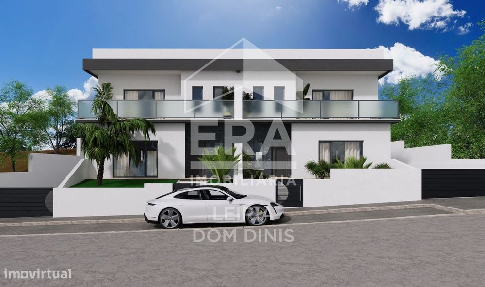 Casa geminada nova com piscina, garagem e jardim