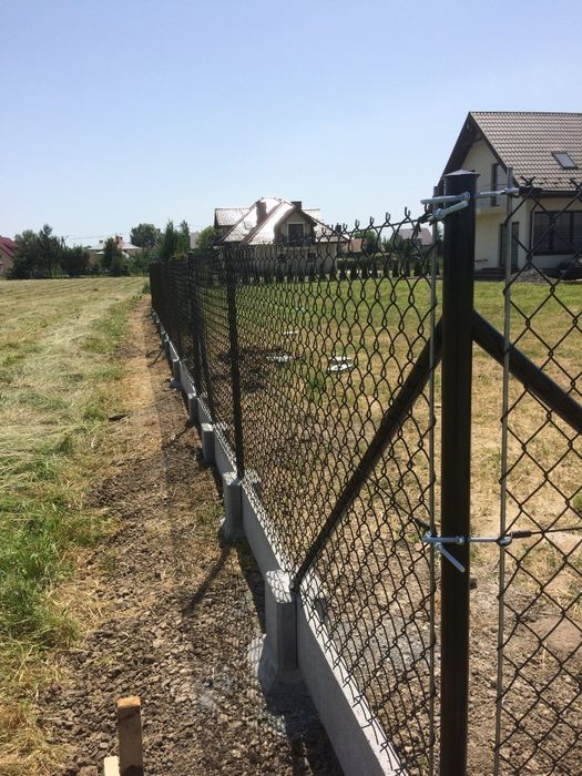 Ogrodzenie betonowe, siatka, podmurówka, pustak, słupek