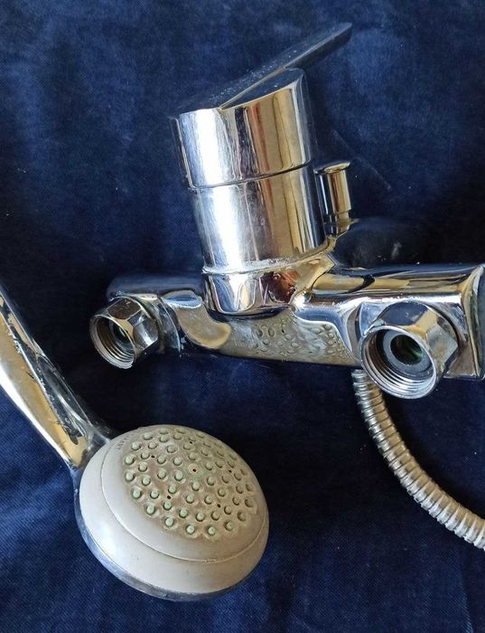 Смеситель воды фирмы GROHE в рабочем состоянии