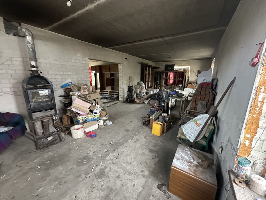 400 метрів, сховище 120 , теріторія , гараж 2 авто , 3 спальні