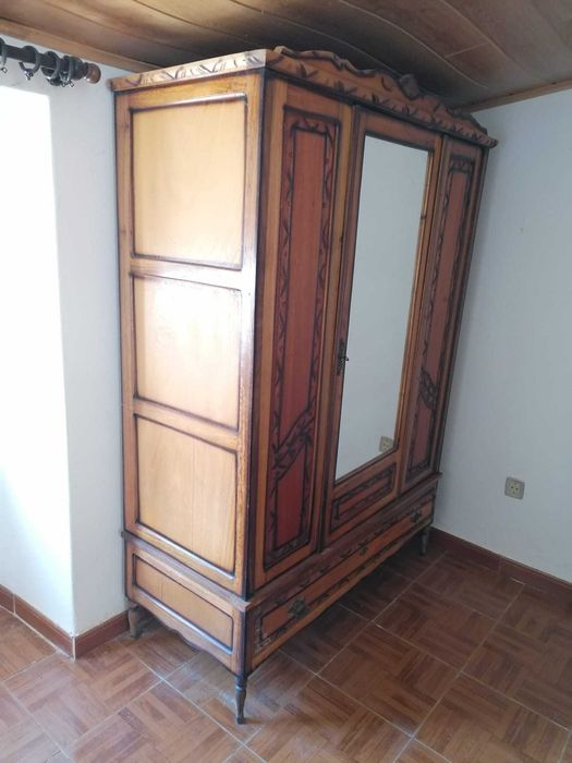 Quarto antigo (cama, mesinhas, espelho, roupeiro)