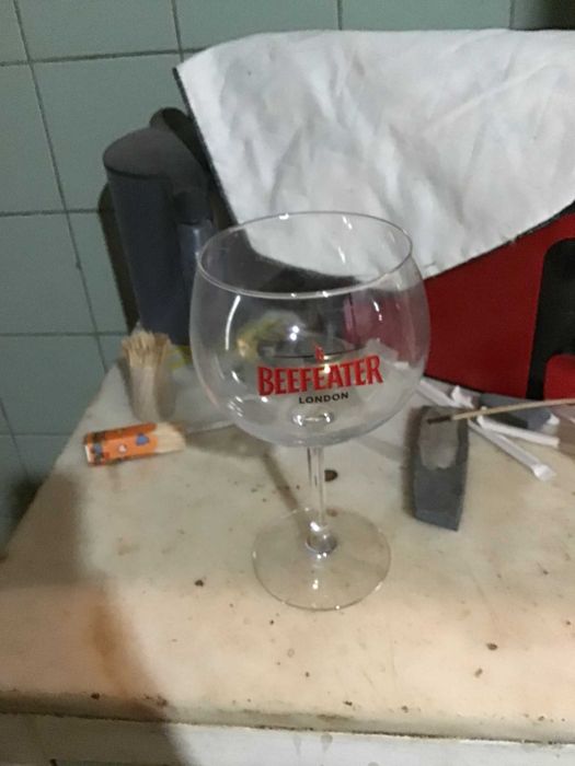 copo para gin transparente com letras vermelhas