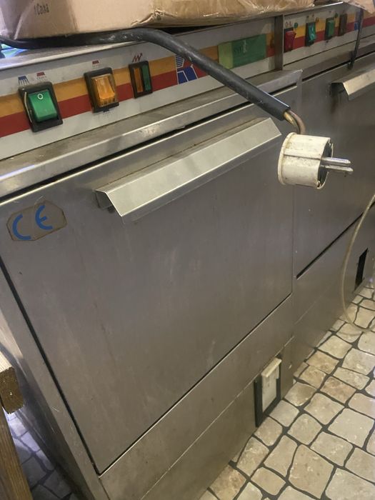 2 de lavar loiça industriais + 4 maquinas de Crepes