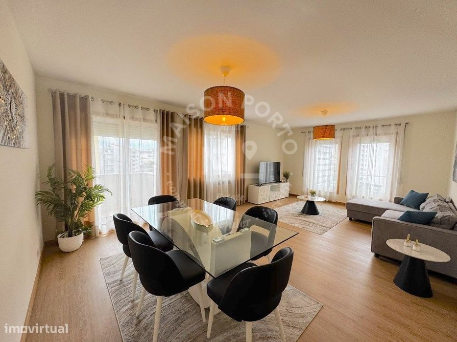 Apartamento T3 com Jardim Privativo, Estacionamento, Totalmente Mob...