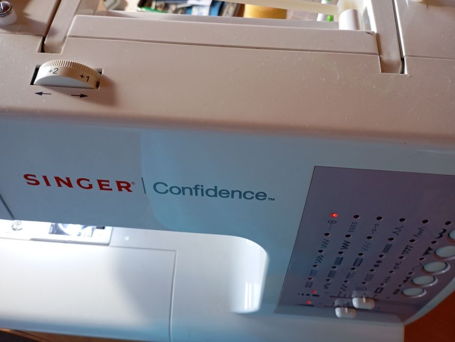 Máquina de costura Singer Confidance 7463