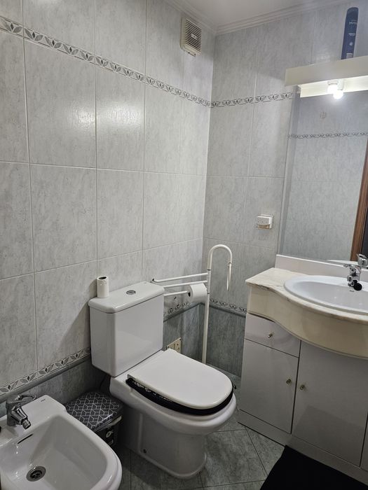 Alugo suite com muita luz natural e casa de banho grande.