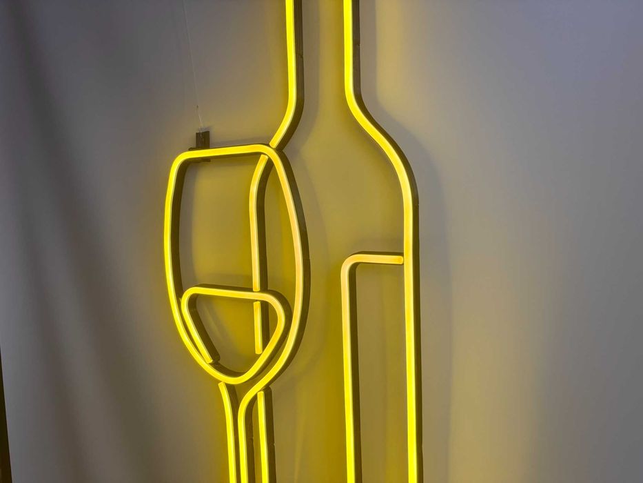Неонова вивіска "Пляшка вина" лимонно-жовта, 800*326 мм