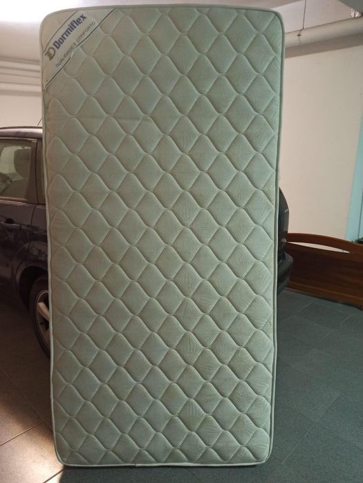 Cama e Colchão de Solteiro